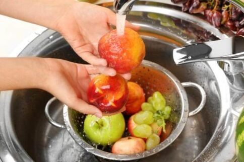 laver les fruits pour éviter l'apparition de parasites dans le corps