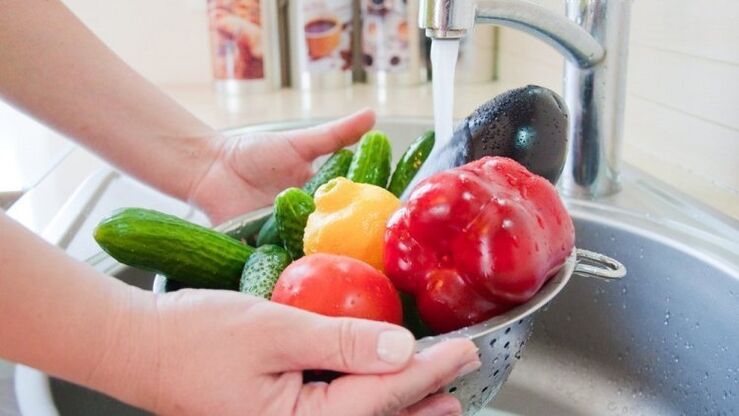 laver les légumes et les fruits comme mesure préventive contre les parasites